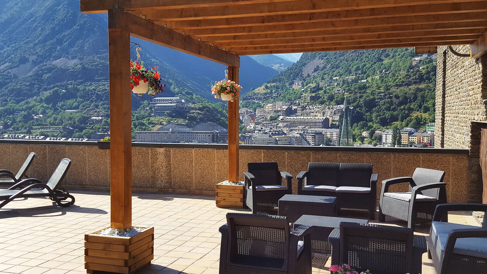 La terrasse de l'hôtel, vue sur Andorre-la-Vieille